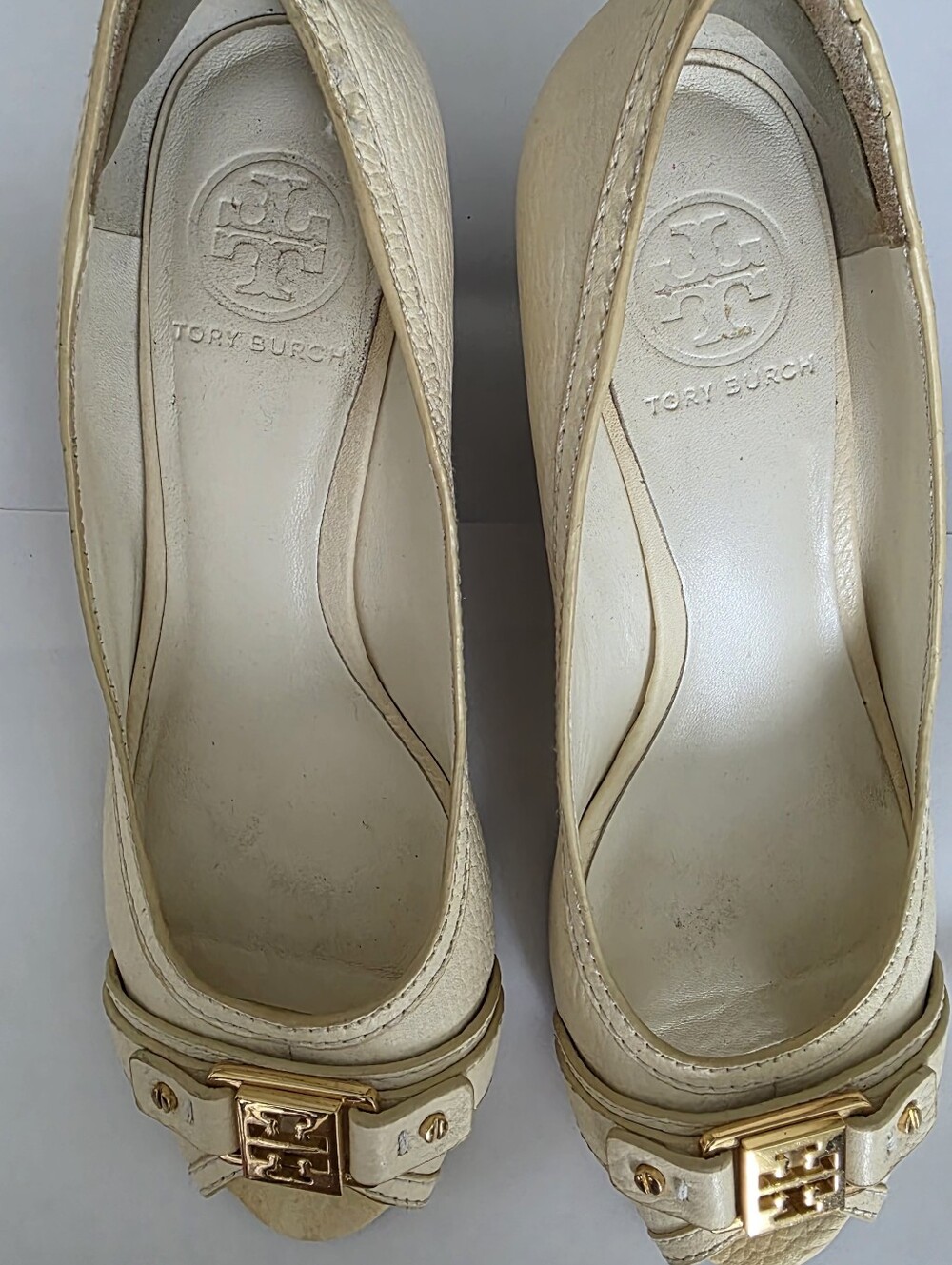 Tory Burch Wedge Sandals Ivory Leather Gold Logo Buckle Sz 8.5